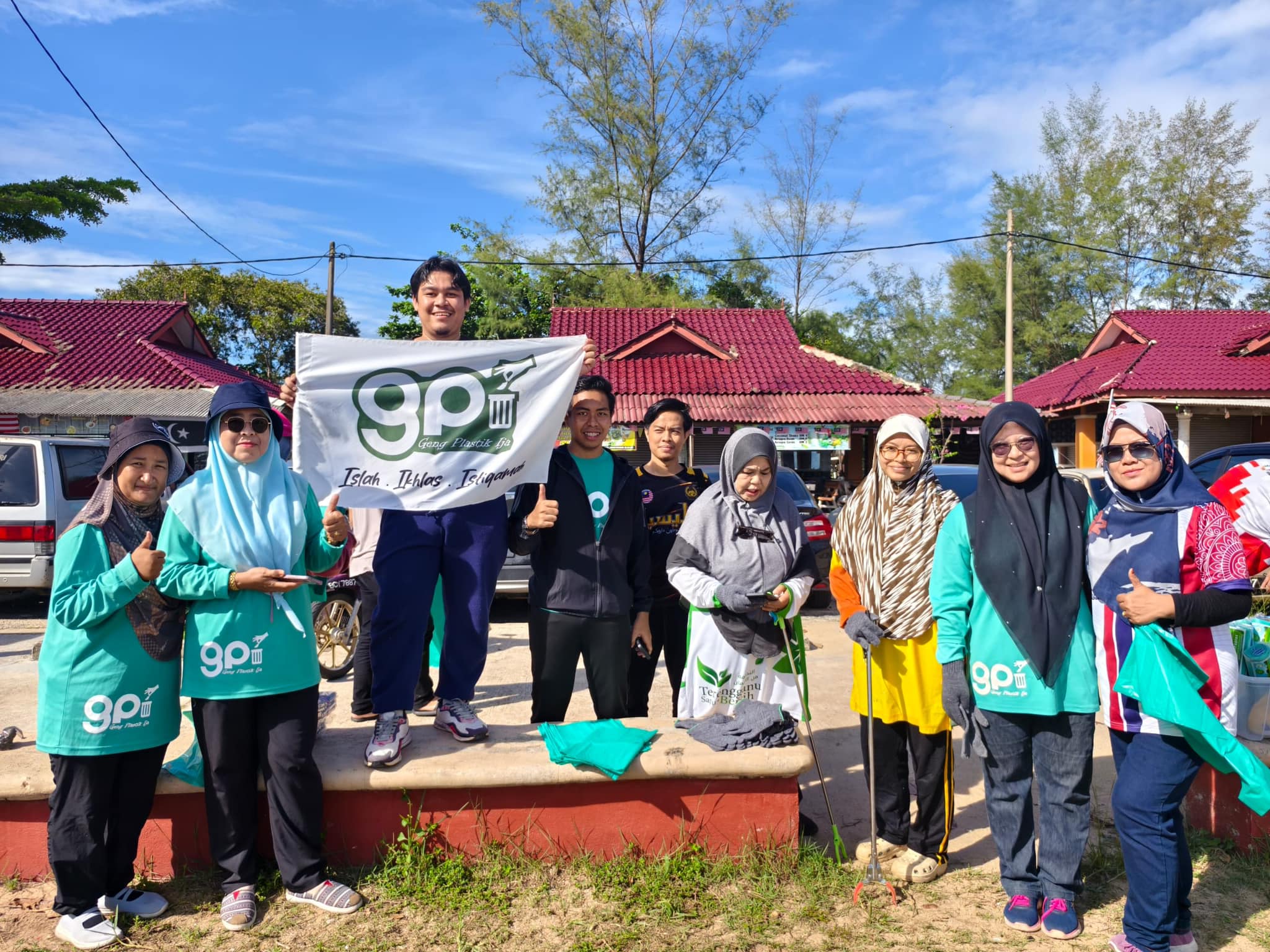  GOTONG ROYONG PERSISIRAN PANTAI BUKIT KELUANG 