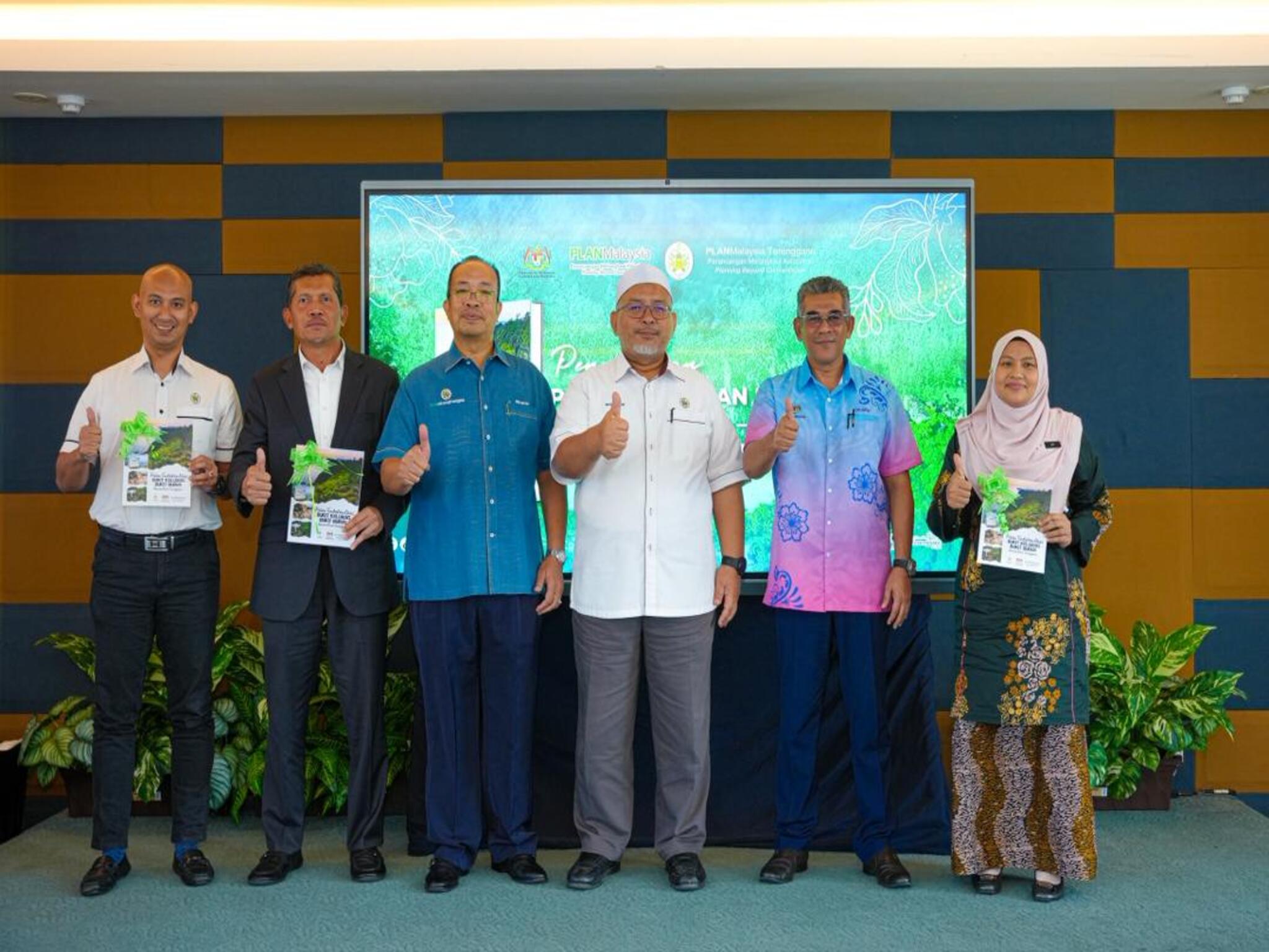 MAJLIS SERAHAN LAPORAN BRIEF PROJEK (BP), PELAN TINDAKAN KHAS (PTK) DAN LAPORAN CADANGAN PROJEK (LCP) RKK SEMPENA MAJLIS PERASMIAN HARI PERANCANGAN BANDAR SEDUNIA TAHUN 2025 PERINGKAT NEGERI TERENGGANU 